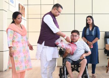 कैबिनेट मंत्री गणेश जोशी ने दिव्यांग युवक को भेंट की इलेक्ट्रॉनिक व्हीलचेयर, कहा – जरूरतमंदों की सेवा है मेरी प्रतिबद्धता