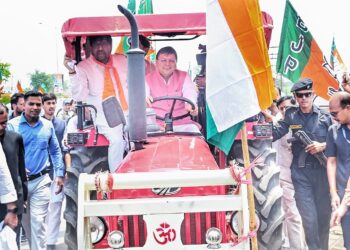 किसानों के बीच सीएम धामी: ट्रैक्टर यात्रा और समान नागरिक संहिता पर जनसंवाद