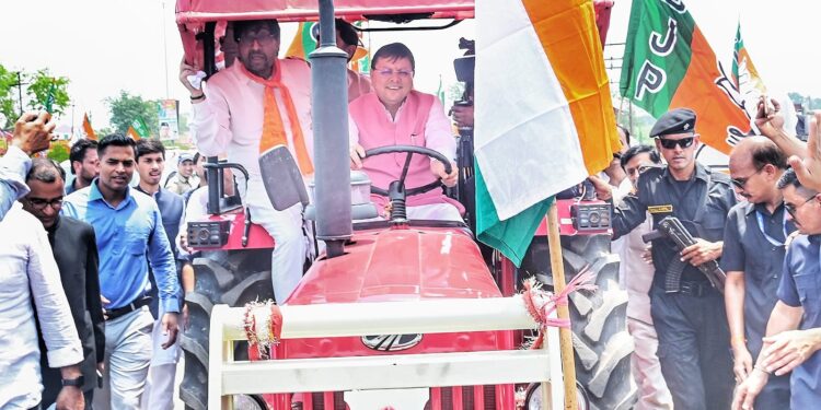 किसानों के बीच सीएम धामी: ट्रैक्टर यात्रा और समान नागरिक संहिता पर जनसंवाद