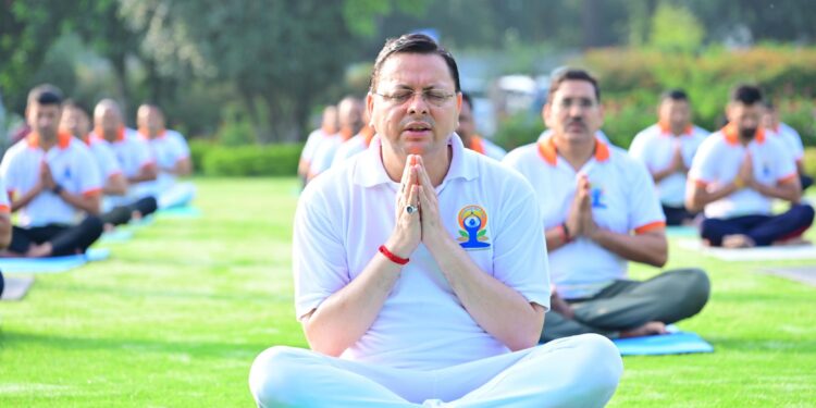 सीएम आवास में योगाभ्यास,सीएम धामी ने किया योग,प्रदेशवासियों से की अपील
