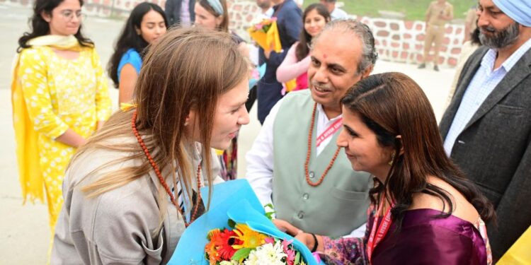 भराड़ीसैंण, गैरसैंण की मिट्टी ने जीता विदेशी मेहमानों का दिल  विदेशी मेहमानों ने सराहा उत्तराखंड की संस्कृति और सौंदर्य