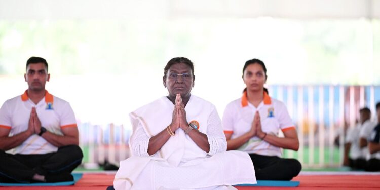 राष्ट्रपति द्रौपदी मुर्मू ने देहरादून में किया 11 वें अंतरराष्ट्रीय योग दिवस का शुभारंभ