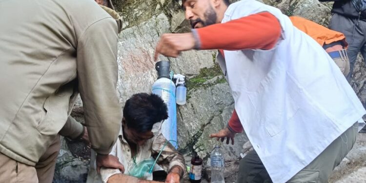 उत्तरकाशी: यमुनोत्री पैदल मार्ग पर भूस्खलन, तीन यात्रियों के दबने की सूचना, रेस्क्यू जारी