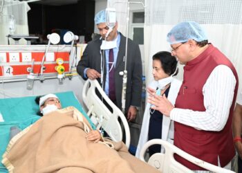 सीएम धामी पहुंचे एम्स ऋषिकेश, रुद्रप्रयाग बस दुर्घटना में घायल यात्रियों का हाल-चाल जाना