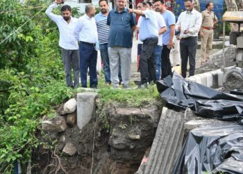 भारी बारिश से प्रभावित क्षेत्रों का कैबिनेट मंत्री गणेश जोशी ने किया निरीक्षण, मालसी के नए पुल निर्माण की डीपीआर तैयार करने के दिए निर्देश