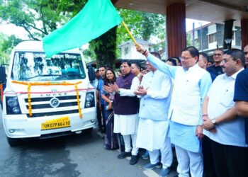 उत्तराखंड में परिवहन सेवाओं को मिला नया आयाम, मुख्यमंत्री धामी ने 20 नई वातानुकूलित यूटीसी टैम्पो ट्रैवलर को दिखाया हरी झंडी
