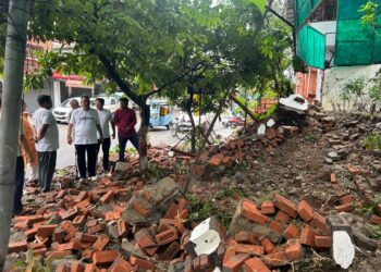 कैबिनेट मंत्री गणेश जोशी ने किया क्षतिग्रस्त दीवार का निरीक्षण, दिए त्वरित मरम्मत के निर्देश