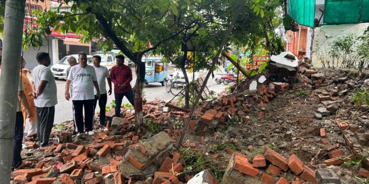 कैबिनेट मंत्री गणेश जोशी ने किया क्षतिग्रस्त दीवार का निरीक्षण, दिए त्वरित मरम्मत के निर्देश