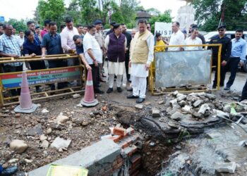 मुख्यमंत्री धामी ने रायपुर क्षेत्र में अतिवृष्टि से प्रभावित इलाकों का किया स्थलीय निरीक्षण