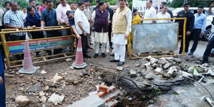 मुख्यमंत्री धामी ने रायपुर क्षेत्र में अतिवृष्टि से प्रभावित इलाकों का किया स्थलीय निरीक्षण