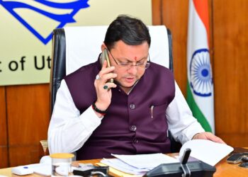 CM धामी को पत्र भेजने वाले लोगो  को CM ने किये फ़ोन, समस्याओं के समाधान के दिए निर्देश