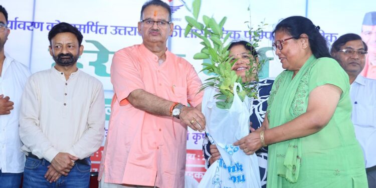 हरेला पर्व की पूर्व संध्या पर कृषि मंत्री गणेश जोशी ने किया फलदार पौधों का निःशुल्क वितरण  ,कृषि मंत्री ने प्रदेशवासियों से अभियान में बढ़-चढ़कर भाग लेने की अपील