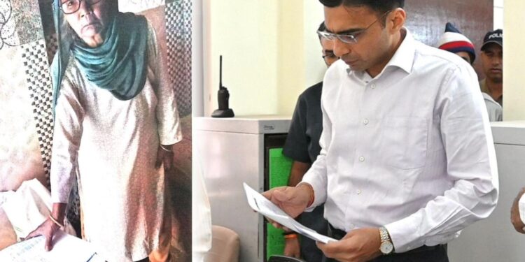 बुजुर्ग मां की पुकार पर जागा सिस्टम: डीएम के एक्शन से बहाल हुआ राशन, विभागीय लापरवाही पर मिली सख्त चेतावनी