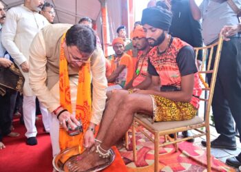 मुख्यमंत्री  पुष्कर सिंह धामी ने ओम पुल में आयोजित कार्यक्रम में कावंडियों के पांव धोकर  कावंडियों/शिव भक्तों का  स्वागत किया