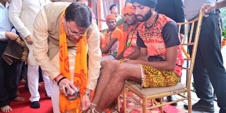 मुख्यमंत्री  पुष्कर सिंह धामी ने ओम पुल में आयोजित कार्यक्रम में कावंडियों के पांव धोकर  कावंडियों/शिव भक्तों का  स्वागत किया