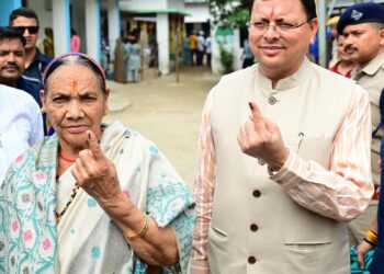 मुख्यमंत्री धामी ने पंचायत चुनाव में डाला वोट, लोगों से की अधिक से अधिक मतदान की अपील