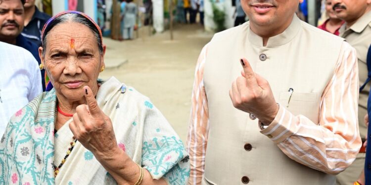 मुख्यमंत्री धामी ने पंचायत चुनाव में डाला वोट, लोगों से की अधिक से अधिक मतदान की अपील