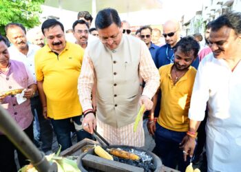 वोकल फॉर लोकल को बढ़ावा देने के लिए मुख्यमंत्री द्वारा किए जा रहे हैं लगातार प्रयास,  मुख्यमंत्री ने सड़क किनारे भुट्टा भून रहे  महातम की ठेली पर रुककर स्थानीय उत्पादों को बढ़ावा देने का दिया संदेश