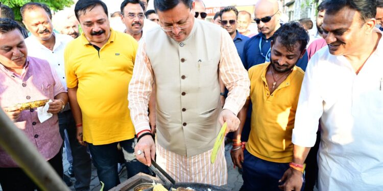 वोकल फॉर लोकल को बढ़ावा देने के लिए मुख्यमंत्री द्वारा किए जा रहे हैं लगातार प्रयास,  मुख्यमंत्री ने सड़क किनारे भुट्टा भून रहे  महातम की ठेली पर रुककर स्थानीय उत्पादों को बढ़ावा देने का दिया संदेश