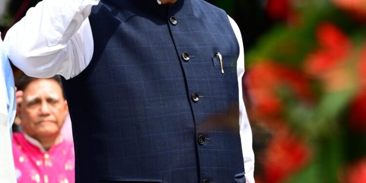 मुख्यमंत्री ने कारगिल विजय दिवस पर शहीद स्मारक पर पुष्प चक्र अर्पित कर शहीद को दी श्रद्धांजलि।