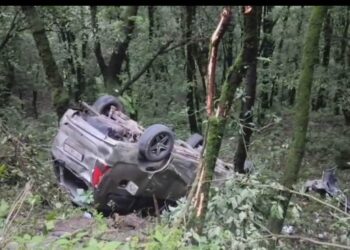 मसूरी हाथीपांव-क्लाउडेंट रोड पर बड़ा हादसा टला, कार खाई में गिरी, छह युवक बाल-बाल बचे