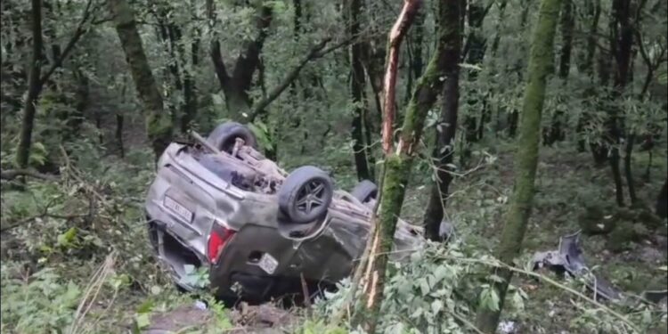 मसूरी हाथीपांव-क्लाउडेंट रोड पर बड़ा हादसा टला, कार खाई में गिरी, छह युवक बाल-बाल बचे