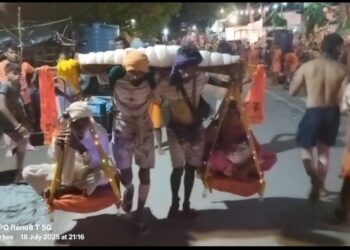 श्रावण कुमार बनकर कावण में बिठाकर माता-पिता को करा रहे हैं कावड़ यात्रा