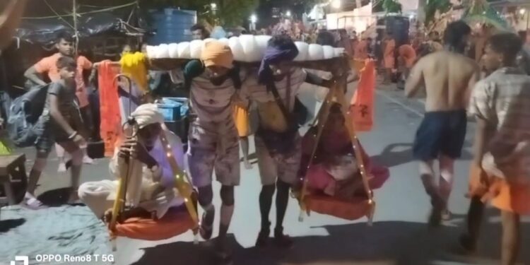 श्रावण कुमार बनकर कावण में बिठाकर माता-पिता को करा रहे हैं कावड़ यात्रा