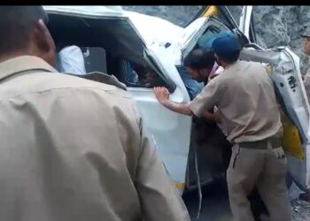 बदरीनाथ हाईवे पर हादसा: तीर्थयात्रियों से भरे टेंपो ट्रैवलर पर गिरा बोल्डर, चालक घायल, सभी यात्री सुरक्षित