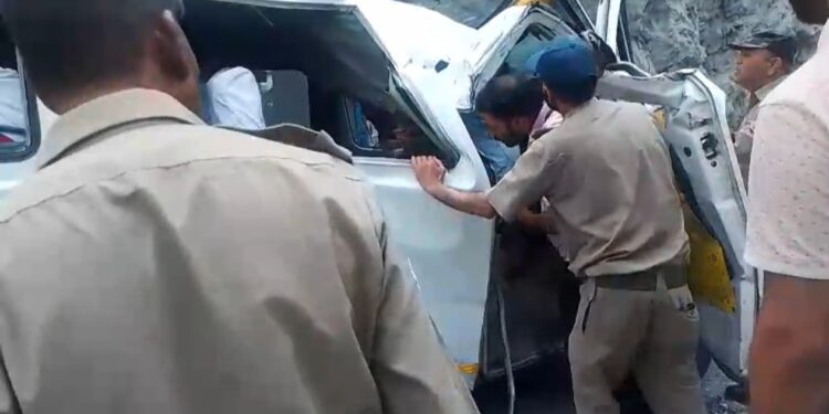 बदरीनाथ हाईवे पर हादसा: तीर्थयात्रियों से भरे टेंपो ट्रैवलर पर गिरा बोल्डर, चालक घायल, सभी यात्री सुरक्षित