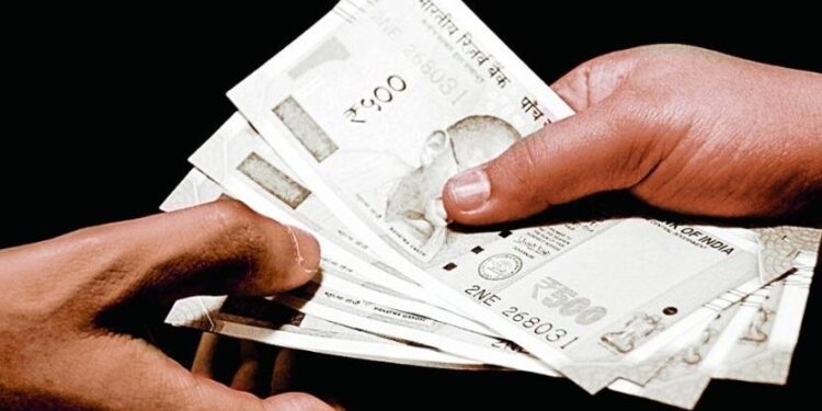 रिश्वत लेते हुए रंगे हाथ पकड़े गए मंडी समिति काशीपुर के प्रभारी सचिव – सतर्कता विभाग की कार्रवाई