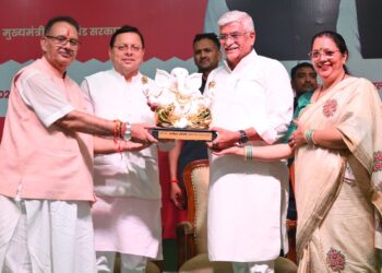 रक्षाबंधन पर अनोखा दृश्य: हजारों बहनों ने जोशी को बनाया ‘भाई’, भावुक हुए मंत्री