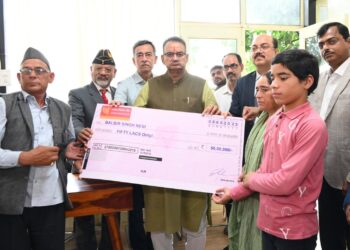 सैनिक कल्याण मंत्री गणेश जोशी ने मृतक उपनल कार्मिक के पिता को 50 लाख की सहायता राशि का चेक सौंपा