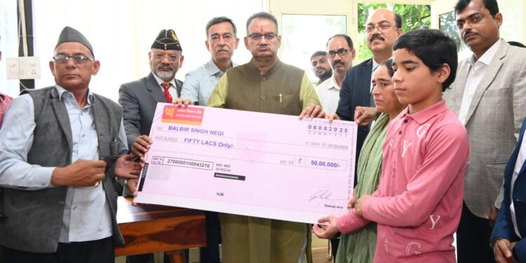 सैनिक कल्याण मंत्री गणेश जोशी ने मृतक उपनल कार्मिक के पिता को 50 लाख की सहायता राशि का चेक सौंपा