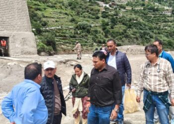 मुख्यमंत्री के निर्देश पर ग्राउंड जीरो पहुंचे स्वास्थ्य सचिव, धराली में आपदा प्रभावित इलाकों में राहत और बचाव कार्यों का किया निरीक्षण