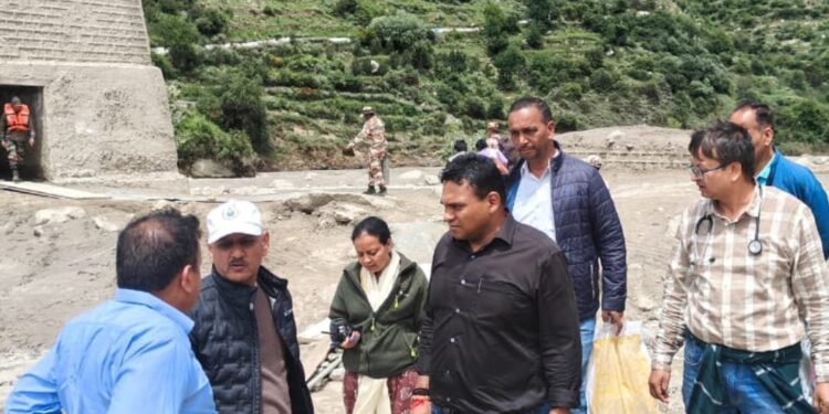 मुख्यमंत्री के निर्देश पर ग्राउंड जीरो पहुंचे स्वास्थ्य सचिव, धराली में आपदा प्रभावित इलाकों में राहत और बचाव कार्यों का किया निरीक्षण
