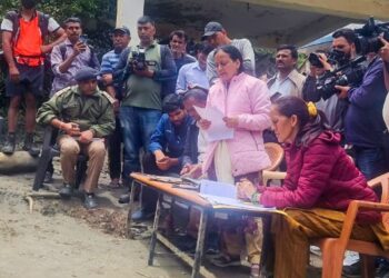 धराली में 98 आपदा प्रभावित परिवारों को मिली पाँच-पाँच लाख रुपये की तत्कालिक सहायता  सीएम धामी के निर्देश पर प्रभावितों को दिए गए चेक