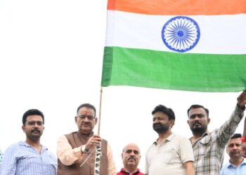 कैबिनेट मंत्री गणेश जोशी ने शासकीय आवास पर लहराया तिरंगा, जुड़े ‘हर घर तिरंगा’ अभियान से”