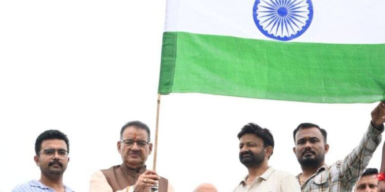 कैबिनेट मंत्री गणेश जोशी ने शासकीय आवास पर लहराया तिरंगा, जुड़े ‘हर घर तिरंगा’ अभियान से”