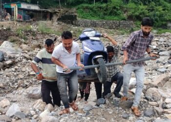 भारी बारिश के बाद टिहरी जिले  के सीतापुर में टूटी सड़क, स्कूटी कंधे पर उठाकर पार कर रहे लोग