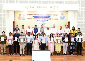 मुख्यमंत्री धामी ने 220 चिकित्सा अधिकारियों को सौंपे नियुक्ति पत्र