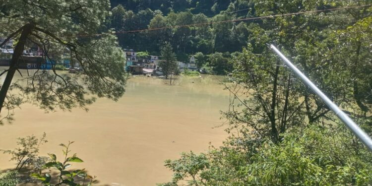 स्यानाचट्टी में यमुना नदी में बनी कृत्रिम झील ने यमुनोत्री हाईवे को रोका, तहसील का जिला मुख्यालय से संपर्क कटा