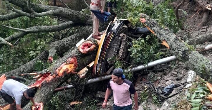 थराली में भारी बारिश से अतिवृष्टि, घर और गाड़ियां मलबे में दबी