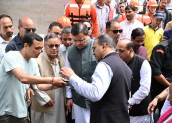 मुख्यमंत्री पुष्कर सिंह धामी ने जनपद की बड़कोट तहसील के स्यानाचट्टी में आपदा प्रभावित क्षेत्र का किया स्थलीय निरीक्षण