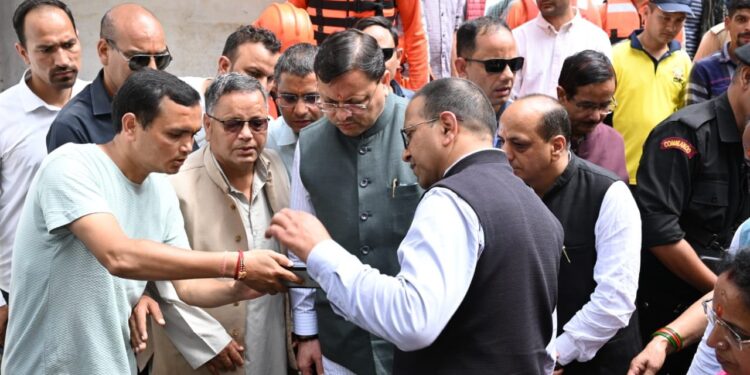 मुख्यमंत्री पुष्कर सिंह धामी ने जनपद की बड़कोट तहसील के स्यानाचट्टी में आपदा प्रभावित क्षेत्र का किया स्थलीय निरीक्षण