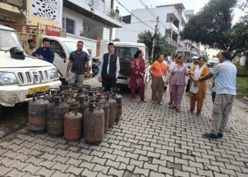 डीएम के निर्देश पर कार्रवाई: अवैध गैस रिफिलिंग गिरोह का भंडाफोड़, 34 सिलेंडर जब्त