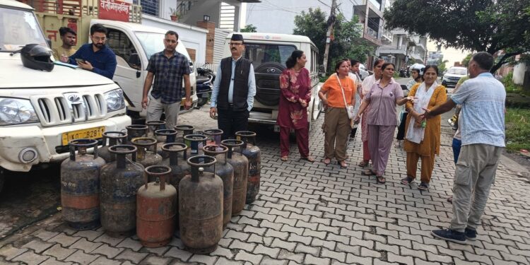 डीएम के निर्देश पर कार्रवाई: अवैध गैस रिफिलिंग गिरोह का भंडाफोड़, 34 सिलेंडर जब्त