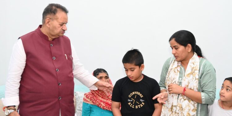 सैनिक कल्याण मंत्री गणेश जोशी ने शहीद हवलदार विजय सिंह गुसाईं के परिवार को सांत्वना दी, हर संभव मदद का वादा किया।