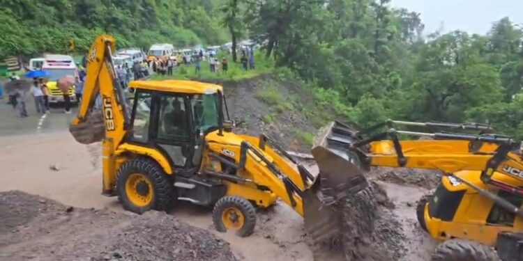 भारी बारिश से टिहरी में जनजीवन प्रभावित, नरेंद्रनगर-प्लासड़ा मार्ग पर मलबा आने से यातायात ठप