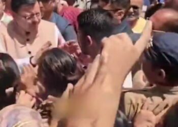 आपदा प्रभावित लोगों को देख सीएम धामी ने रुकवाया काफिला  प्रोटोकॉल तोड़ जनता के बीच पहुंचे सीएम धामी